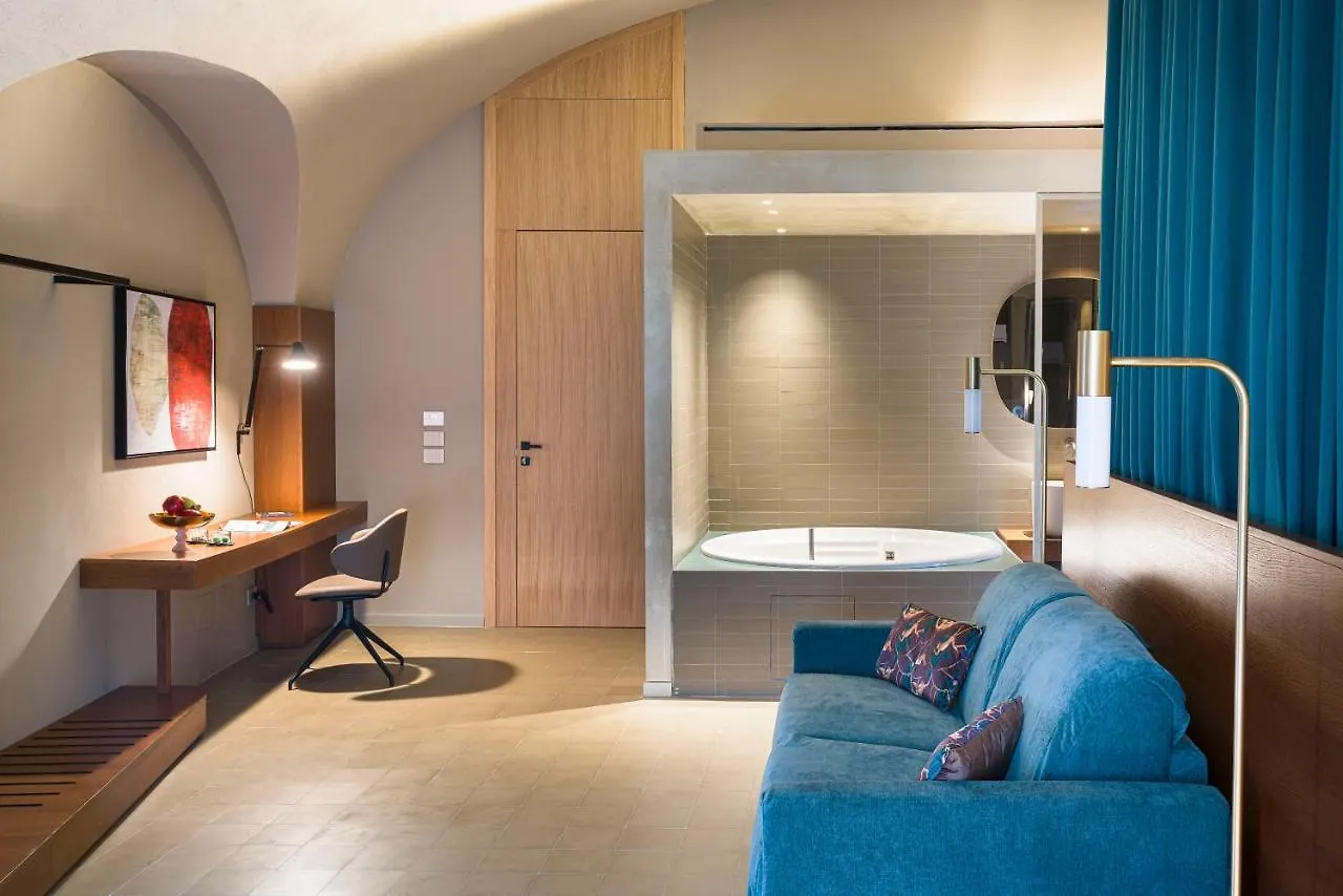 Bastio Private Suites CTA 0*,